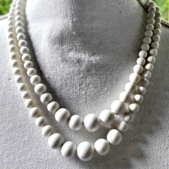 VINTAGE WHITE PLASTIC BEADED DOUBLE STRAND NECKLACE in Summer Chic Throwback - Picture 1 of 2